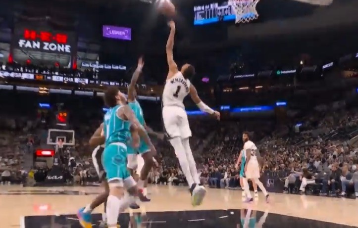 这么不信邪?迪亚巴特转身勾手被文班大帽 再强攻被干扰造成24秒